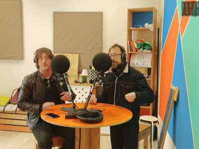 Michele (a destra nella foto) invece ha scelto un mezzo diverso per esprimersi: una comicit� sferzante con cui sbeffeggia simpaticamente i fatti quotidiani